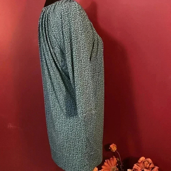 Beautiful New York & Company Women’s Medium Stretch Blouse - Picture 6 of 9